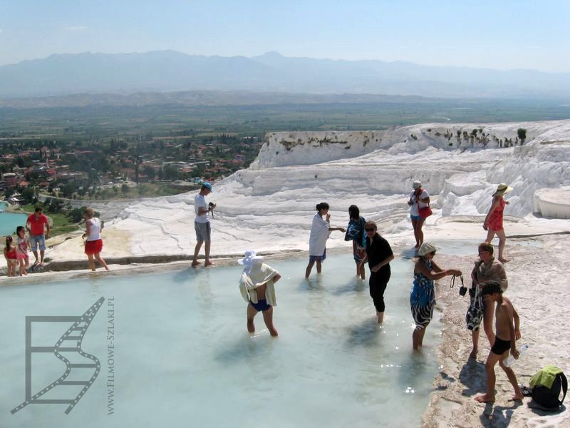 Tarasy przyciągają turystów (Pamukkale)