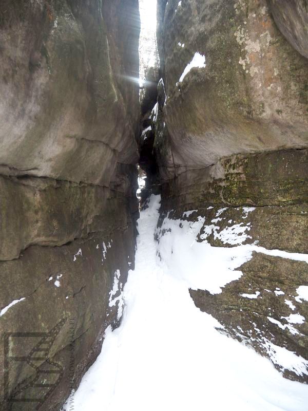 Śnieg i lód między skałami (Góry Stołowe)