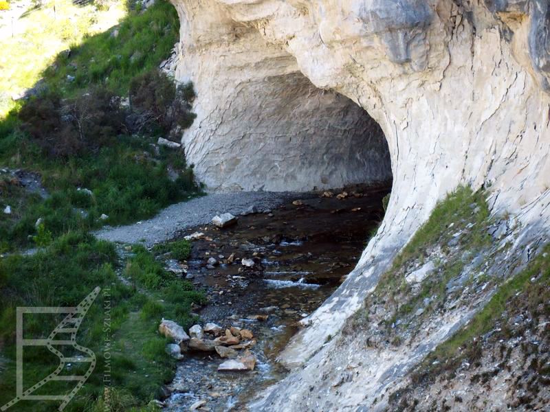 Jaskinia przy kanionie