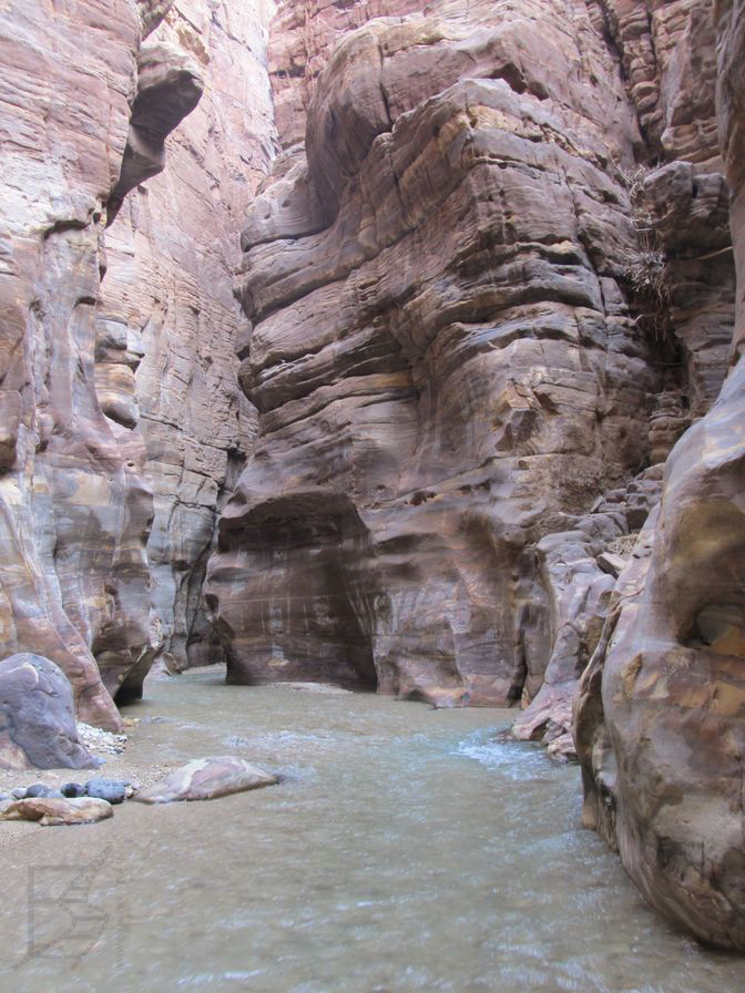 Część trasy w kanionie pokonuje się idąc w wodzie