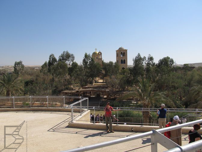 Rzeka Jordan, na dole baptysterium w rzece, a po drugiej stronie Betania za Jordanem (Jordania)