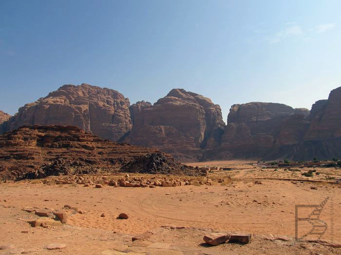 Typowy krajobraz pustyni Wadi Rum, piasek i skały w tle