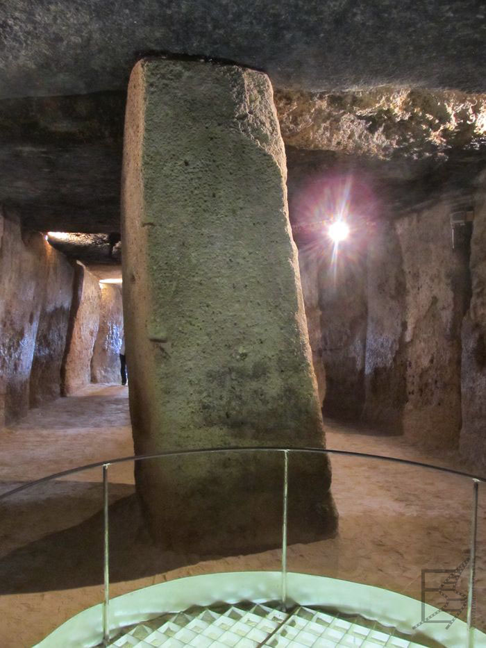 Wnętrze megalitycznej budowli (Dolmeny Menga)