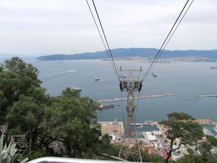 Wjeżdżanie na Skałę, w tle port (widoczny w Bondzie, Gibraltar)