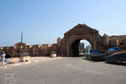 Brama między targiem a medyną (Essouira)