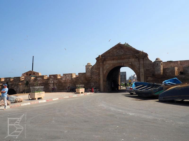 Brama między targiem a medyną (Essouira)