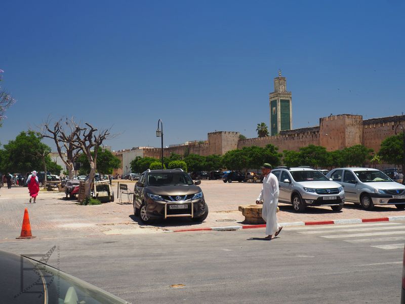 Meknes, mury i minaret Wielkiego Meczetu. Meczet podobno wybudowano w XII wieku, minaret w czasach Muhammada III.