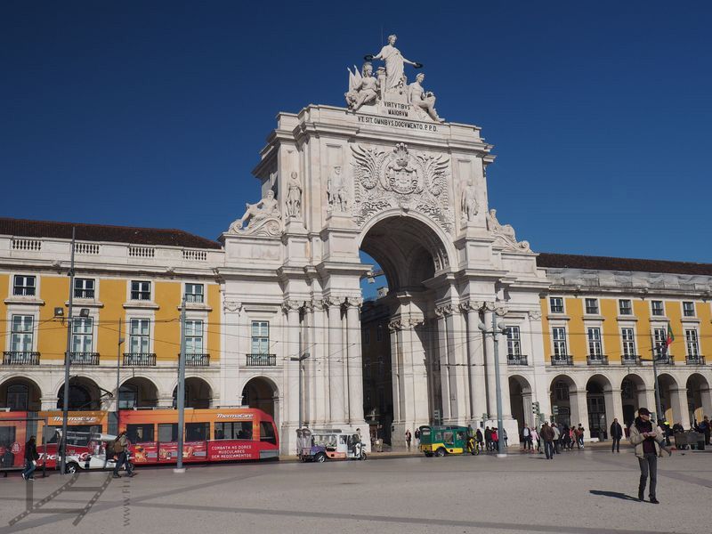 Słynna Brama Arco Rua August na placu Comercio