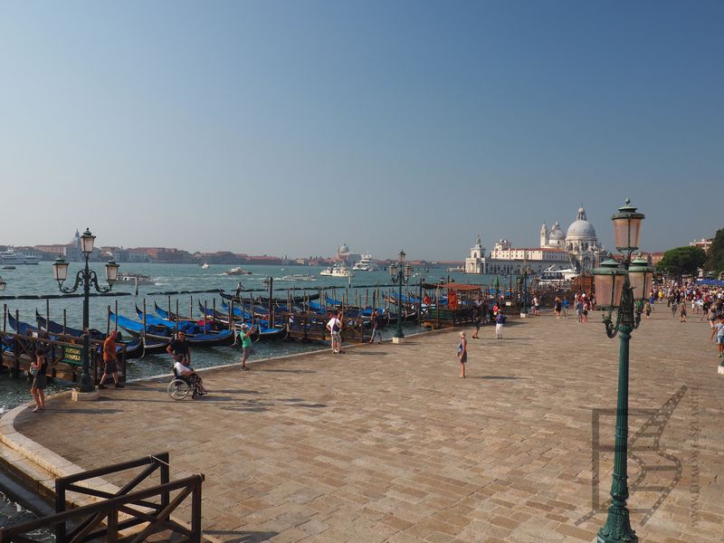 Ujęcie z przystani gondoli obok placu św. Marka na Wenecję i bazylikę Santa Maria della Salute