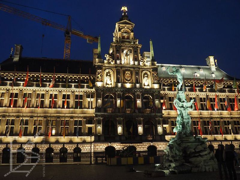 Ratusz, Grote Markt i fontanna Brabo (Antwerpia)