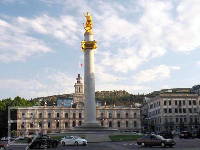 Plac Wolności, z tyłu jest urząd miasta Tbilisi