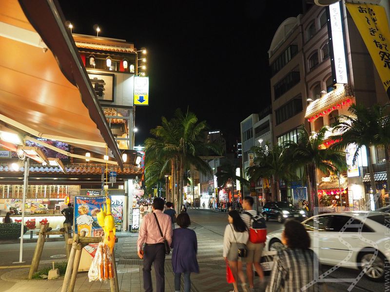 Naha nocą, centrum turystyczne (Naha Kokusai Dori Shopping Street)