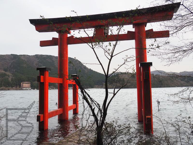 Brama Tori na jeziorze Ashi w świątyni Hakone
