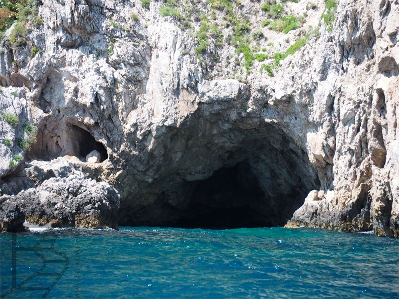 Jedna z grot przy Capri