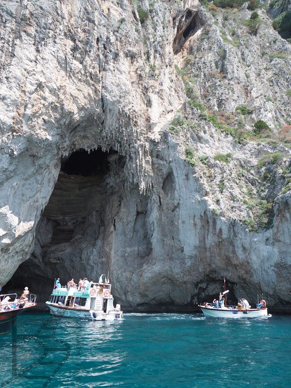 Statki wpływają na chwilę do grot przy Capri (Biała grota - Grotta Bianca)