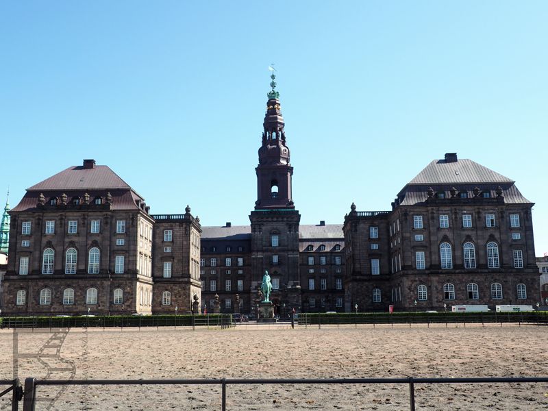 Pomnik Fryderyka VII przed pałacem Christiansborg