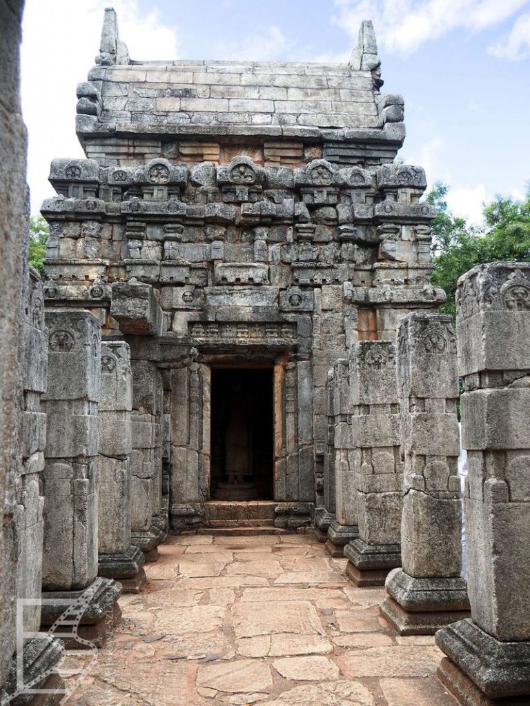 Ruiny świątyni Nalanda Gedige