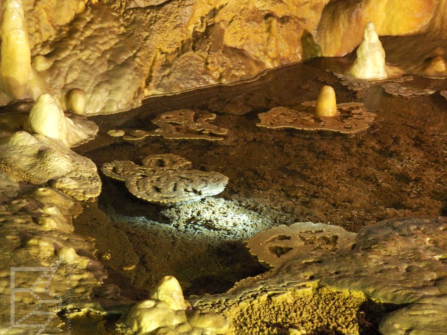 Formacje skalne w jaskini