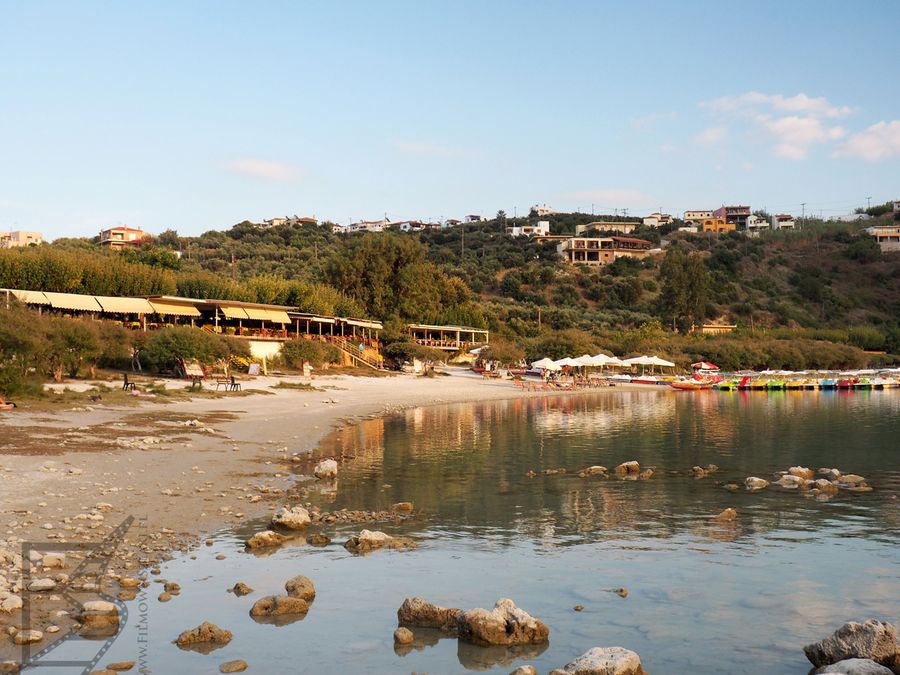 Plaża nad jeziorem Kournas (Kreta)