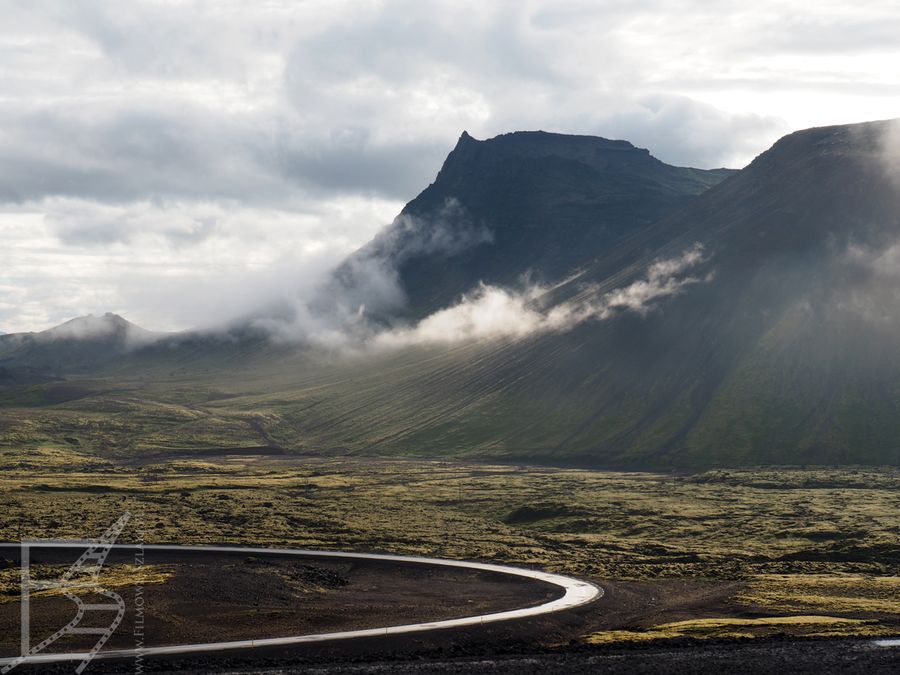 Wiele atrakcji znajduje się poza kręgami. Choćby malownicza droga do wulkanu Thrihnukagigur (Południowo-zachodnia Islandia).