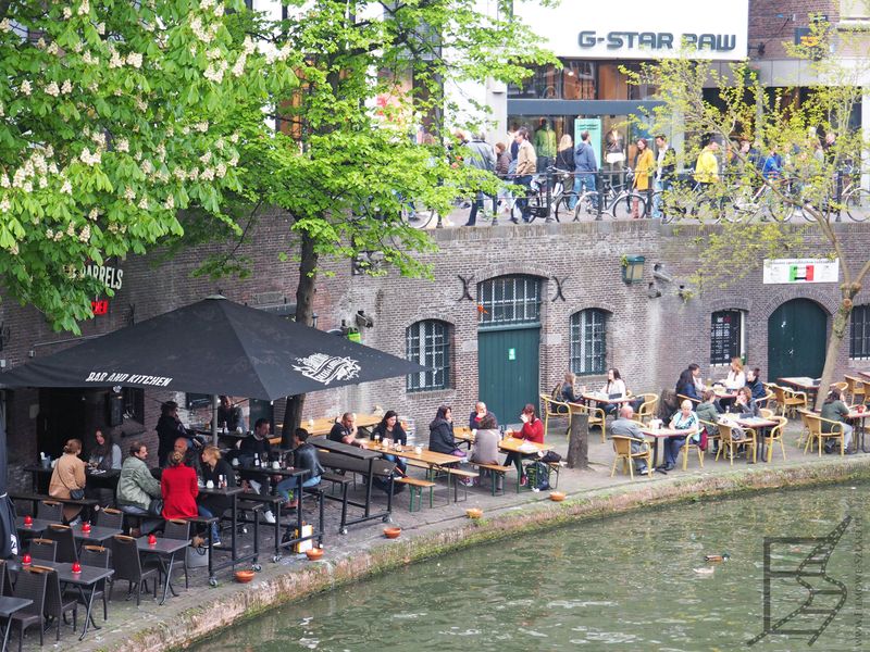 Utrecht, knajpki nad kanałem