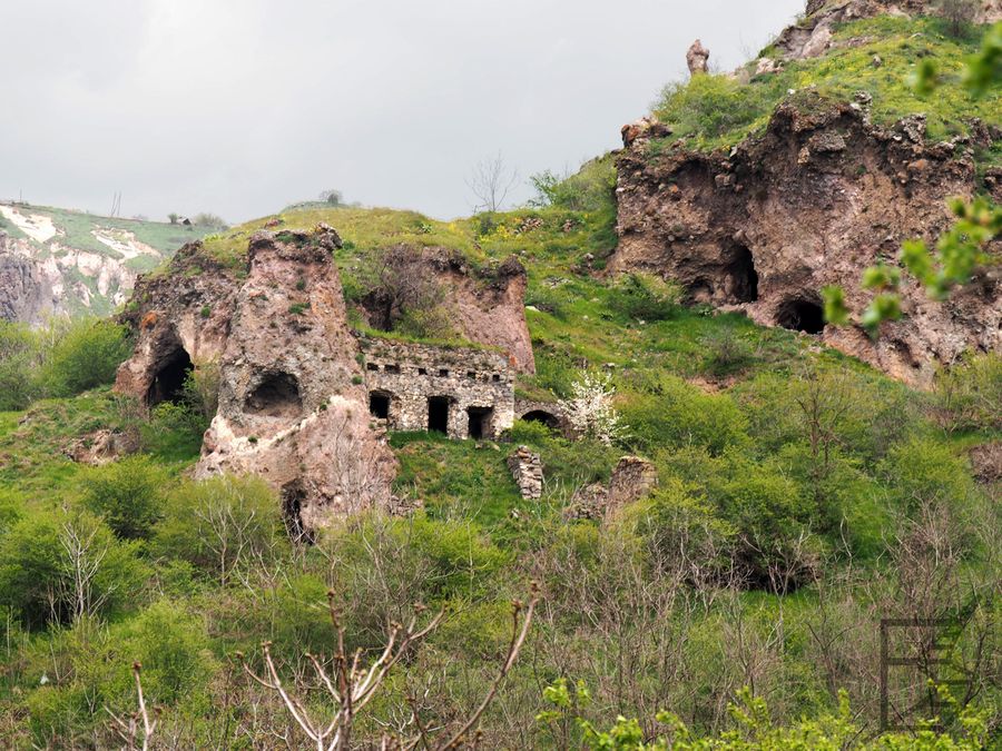 Widok na armeńskie skalne miasto