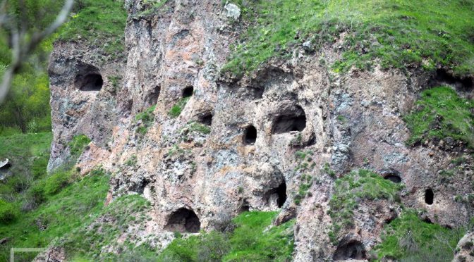 Chyndzoresk (Khndzoresk) i Goris, skalne miasto w Armenii