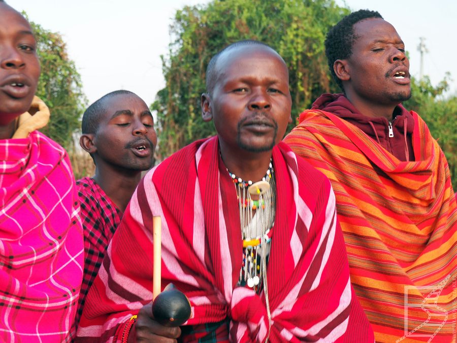 Masajowie w tradycyjnych strojach