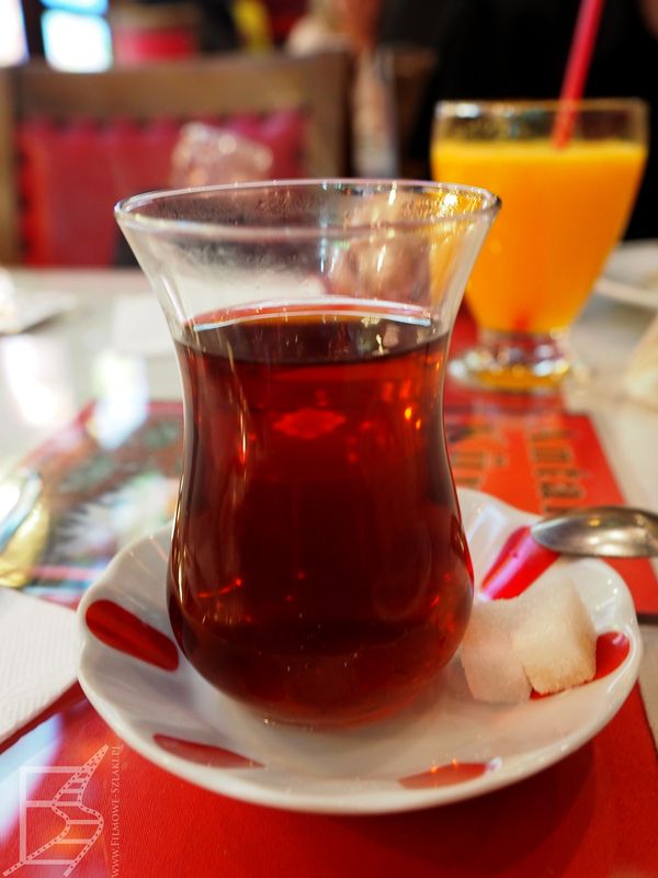 Herbata turecka w charakterystycznej szklance