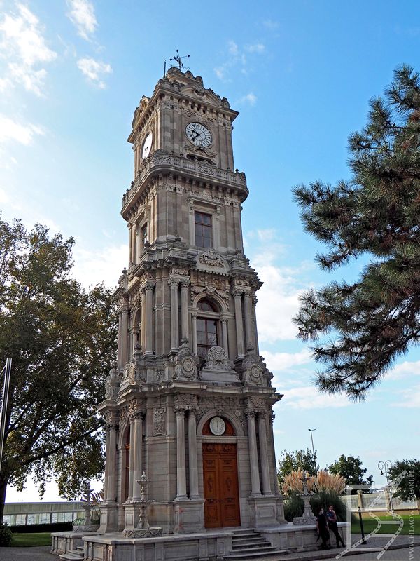 Wieża przy pałacu  Dolmabacze (Stambuł)