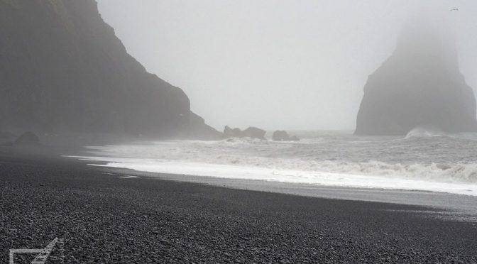 Vík í Mýrdal (Vik), czarna plaża Reynisfjara i jaskinia Hjörleifshöfði