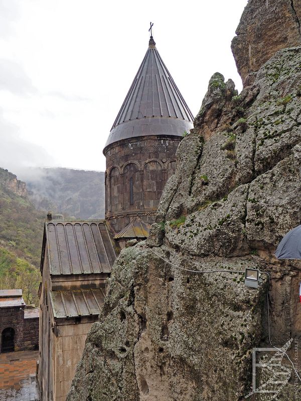 Klasztor wśród skał w Armenii