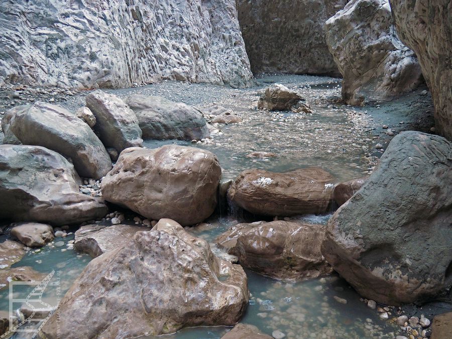 W wielu miejscach chodzi się zarówno po kamieniach jak i w wodzie