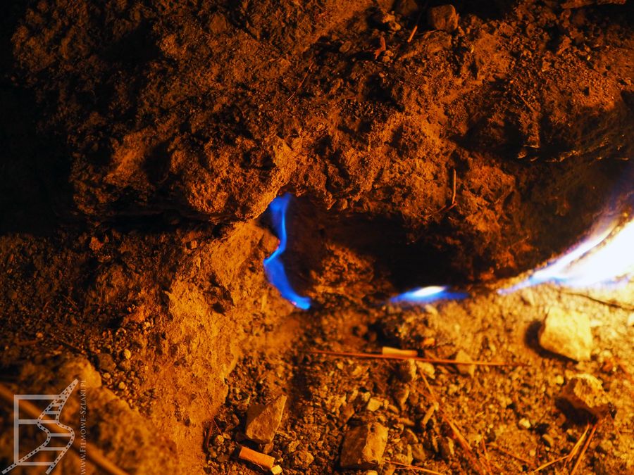 Chimera i płonący gaz ulatniający się z ziemi
