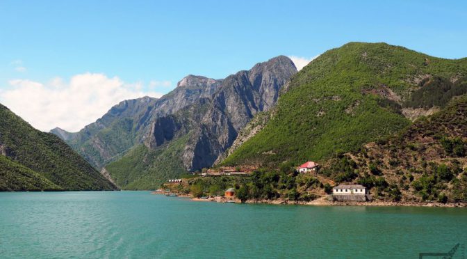Jezioro Koman (Komani), urokliwy rejs promem pośród albańskich gór