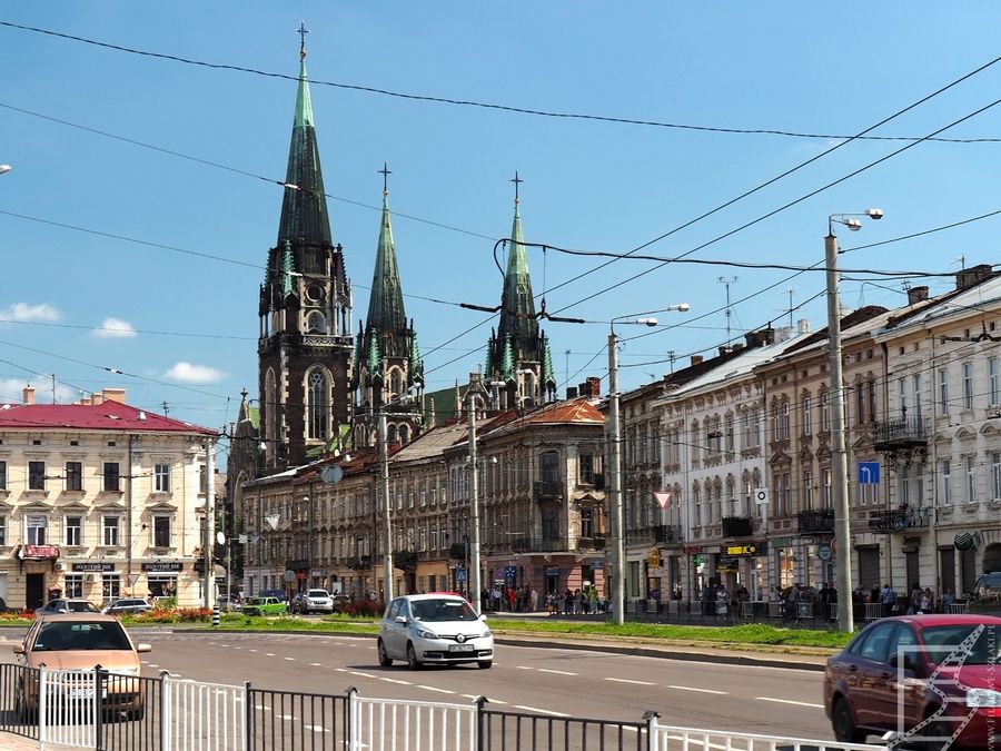 Lwów i w tle Kościół Grekokatolicki Świętych Olgi i Elżbiety