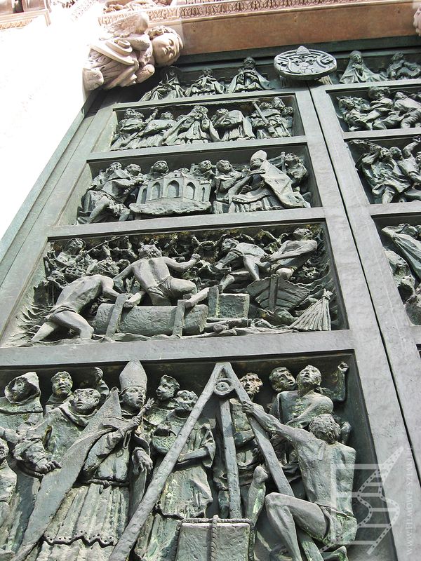 Rzeźby na drzwiach katedry