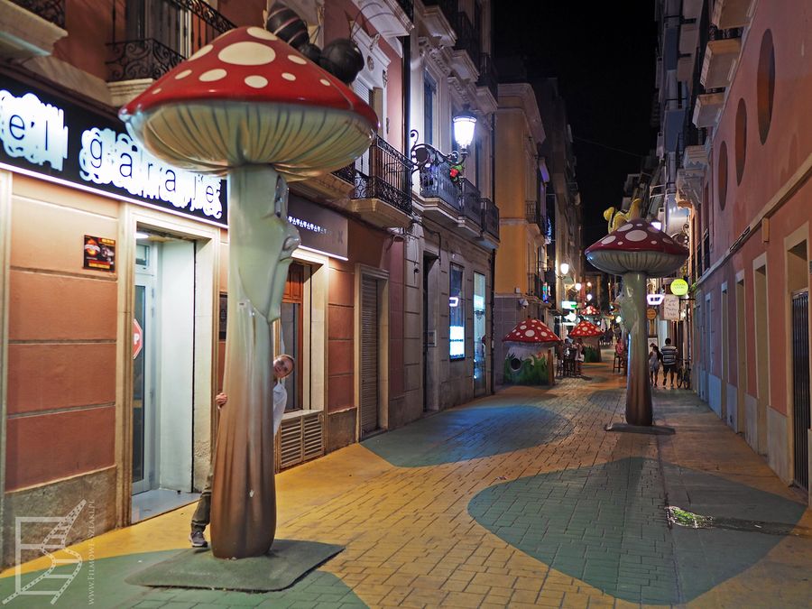 Calle de las Setas - ulica Grzybowa - w Alicante, wieczorem robi lepsze wrażenie