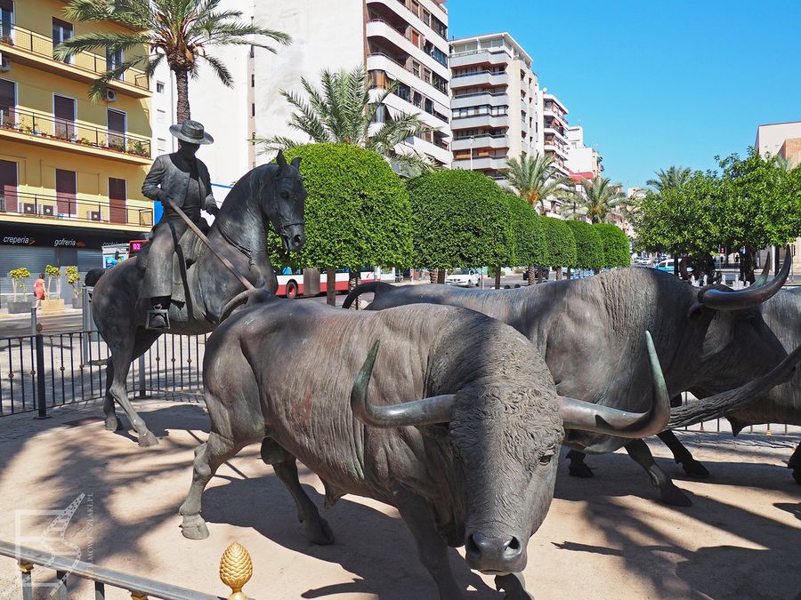 Pomnik byków koło areny w Alicante