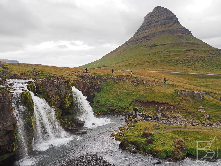 Ikoniczne zdjęcie z Islandii: Góra i wodospad