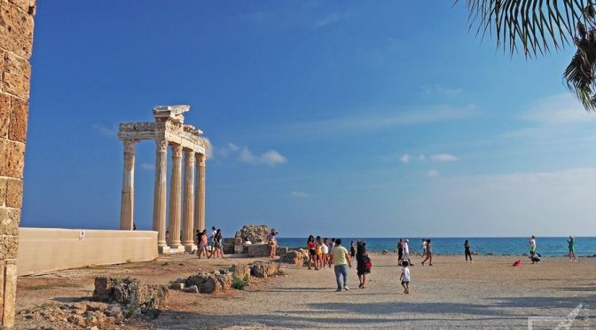 Side, plaża, starożytne ruiny Greckie i Rzymskie oraz turecki kurort