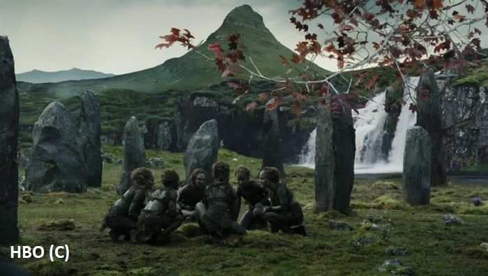 „Gra o tron”, obraz z Kirkjufell trochę obrobiony komputerowo, pełni tło w scenie z Dziećmi lasu