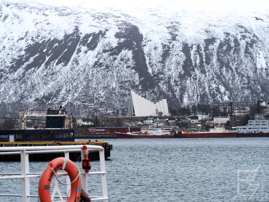 Port to dobry punkt widokowy, choćby na Katedrę Arktyczną (Tromso)