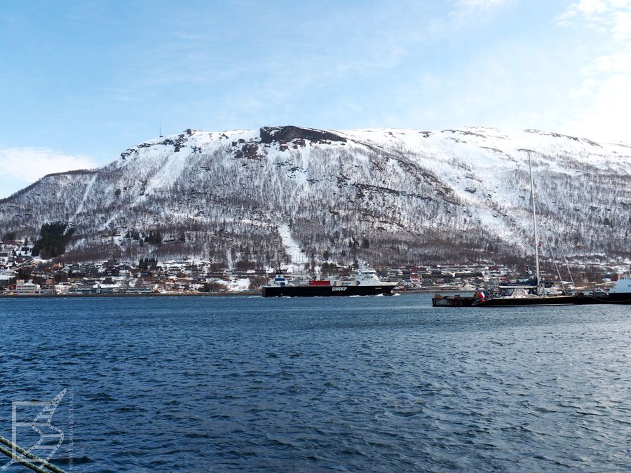Wzgórze Storsteinen widziane z portu w Tromso