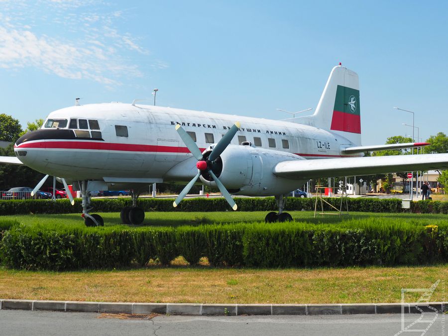 Lotnisko w Burgas i samolot reklamujący muzeum lotnictwa