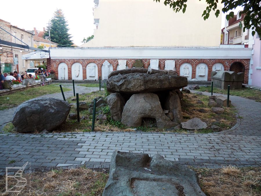 W centrum, przy muzeum archeologicznym znajdują się niewielkie ruiny