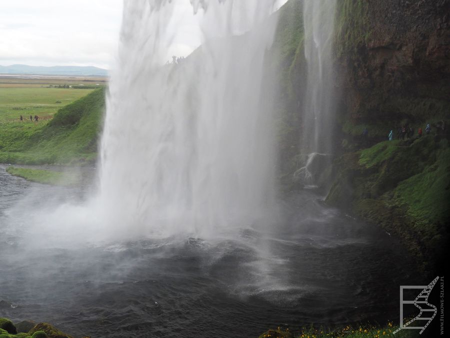 Seljalandsfoss to wodospad, który można oglądać z różnych stron