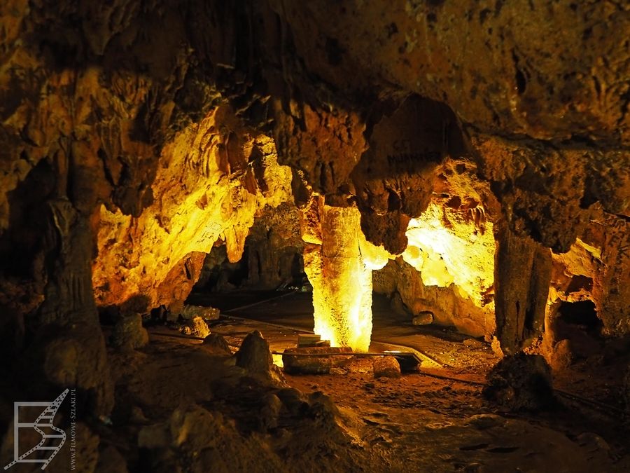 Jaskinia jest dobrze oświetlona