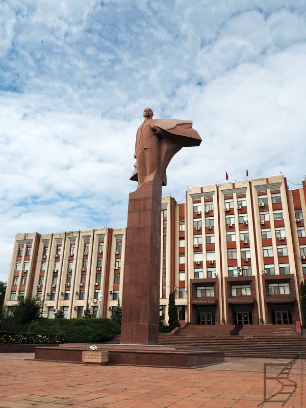 Pomnik Lenina przed budynkiem władz (Tyraspol, Naddniestrze)