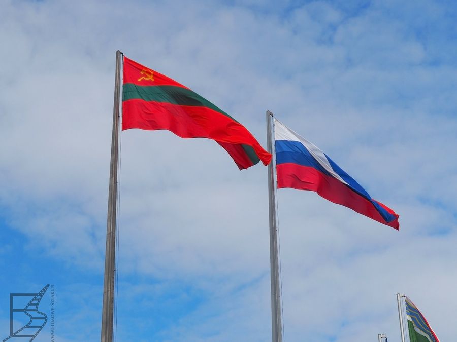 Flagi Naddniestrza i Rosji w Tyraspolu